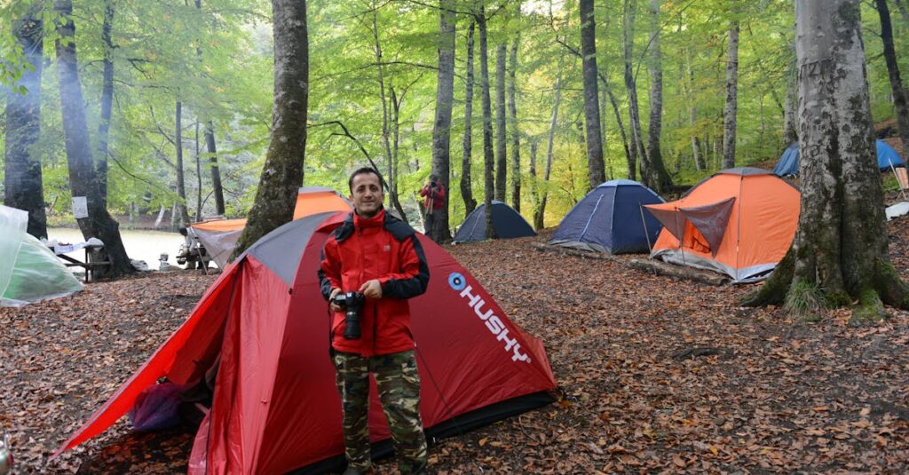 区画ごとに木で仕切られたプライベート感のあるキャンプサイト