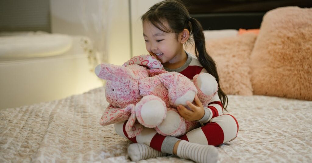 親が見守る中で安全に遊ぶ幼児のキャンプ風景