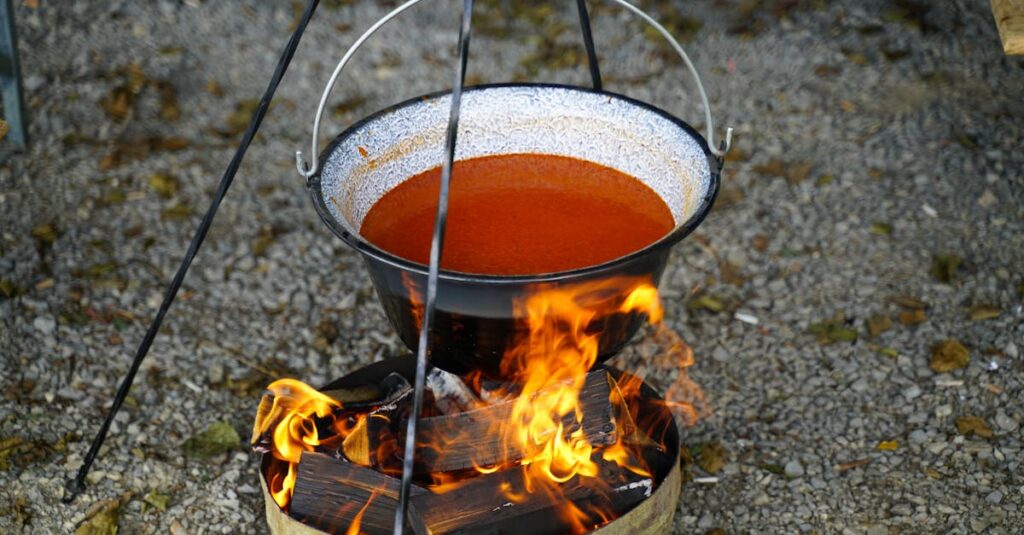 キャンプ場で温かいスープを囲んで笑顔の家族。テーブルにはポトフや豆乳スープが並び、ほっこりとした雰囲気が漂う。