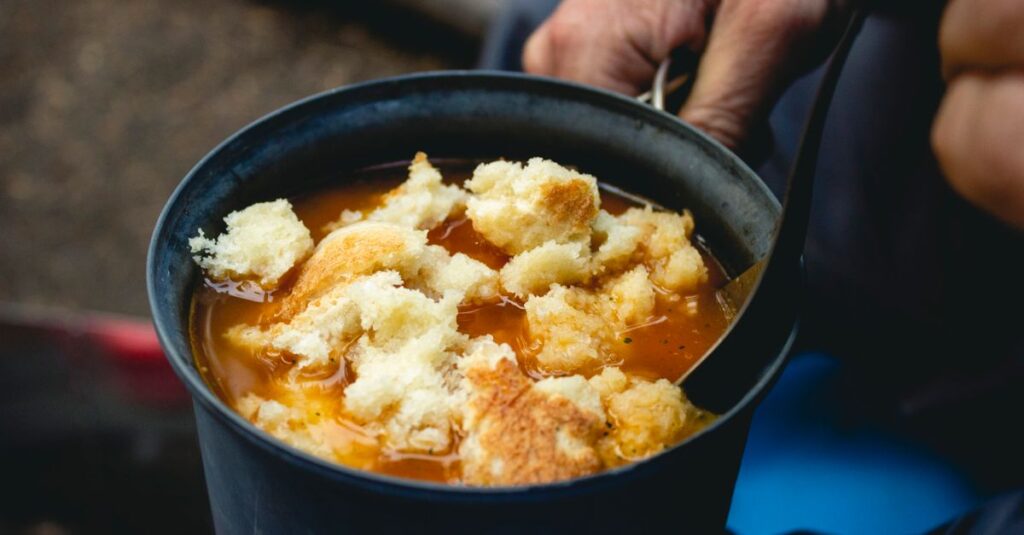 キャンプの夕食後に後片付けを工夫する初心者キャンパーの様子