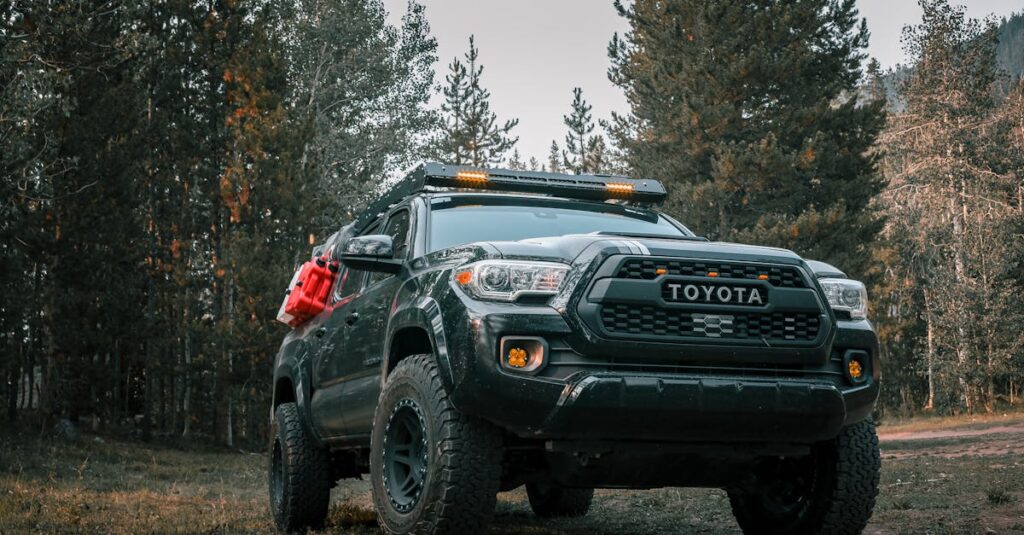 高原・湖畔・河原など環境別に異なるキャンプ服装を比較したイラストや図