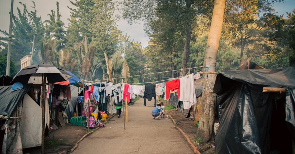 キャンプ初心者が経験する服装の失敗例を紹介するイラストや場面集