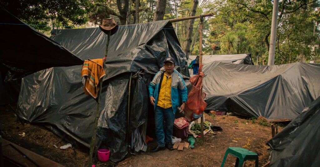 中学生の子供が自立して火起こしやナイトハイクを体験しているアウトドアシーン