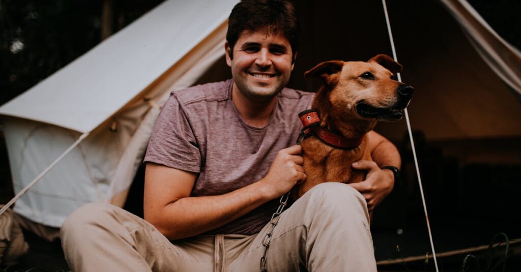 犬連れキャンプで初心者が直面する失敗とその対処法を示すイラスト