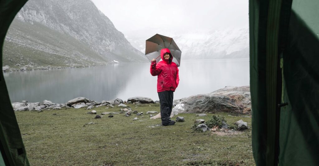 タープやマットで工夫された雨の日のキャンプ場で楽しむ家族の様子