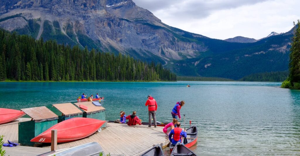 カヌーに乗って湖を進む親子のキャンプアクティビティの様子