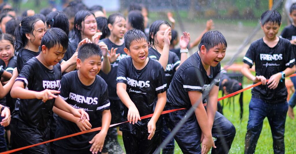 中学生の子供が自立して火起こしやナイトハイクを体験しているアウトドアシーン