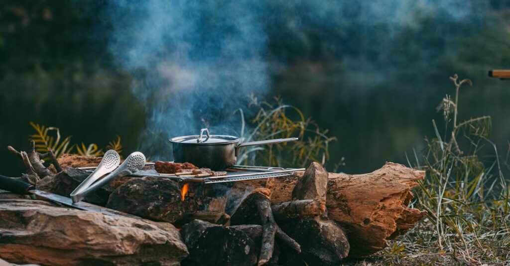 ファミリーキャンプ用の持ち物チェックシートと調理道具が並んだ風景。清潔感があり準備万端の印象を与える。