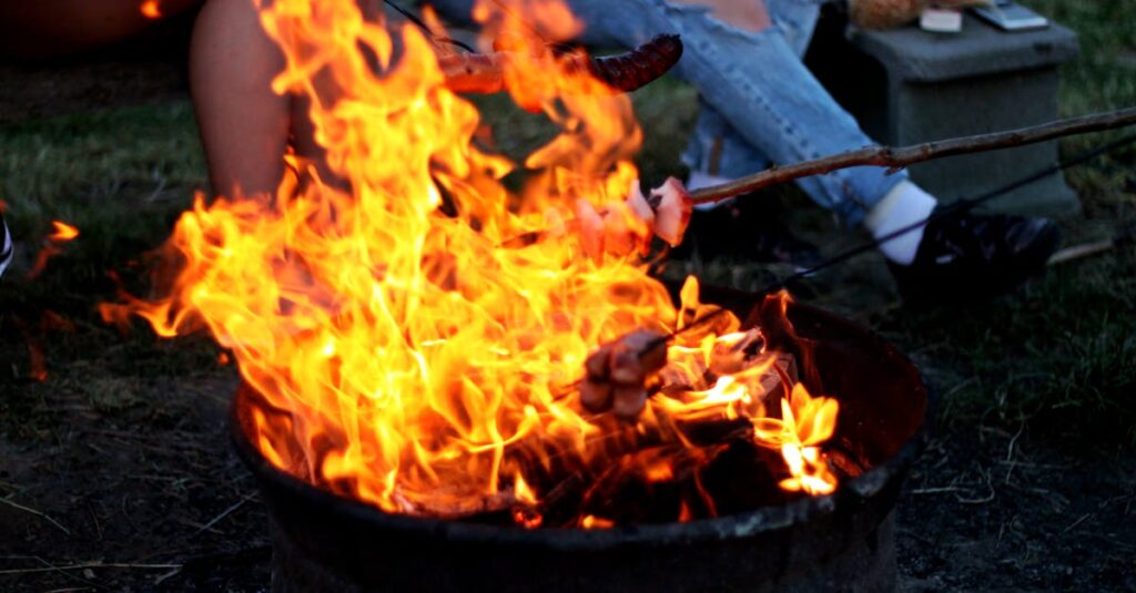 ファミリーキャンプ用の持ち物チェックシートと調理道具が並んだ風景。清潔感があり準備万端の印象を与える。