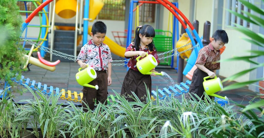 小学生の子供たちが自然観察や火起こし体験を楽しむキャンプ場の様子