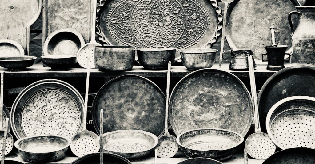 キャンプ場で使われる鋳鉄製のダッチオーブン鍋の写真。焚き火の上で加熱されている様子がリアルに伝わる。