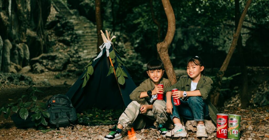 キャンプ場でホットスナックを手に笑顔の子どもたち。フライドポテトやミニアメリカンドッグを囲む楽しげな雰囲気。