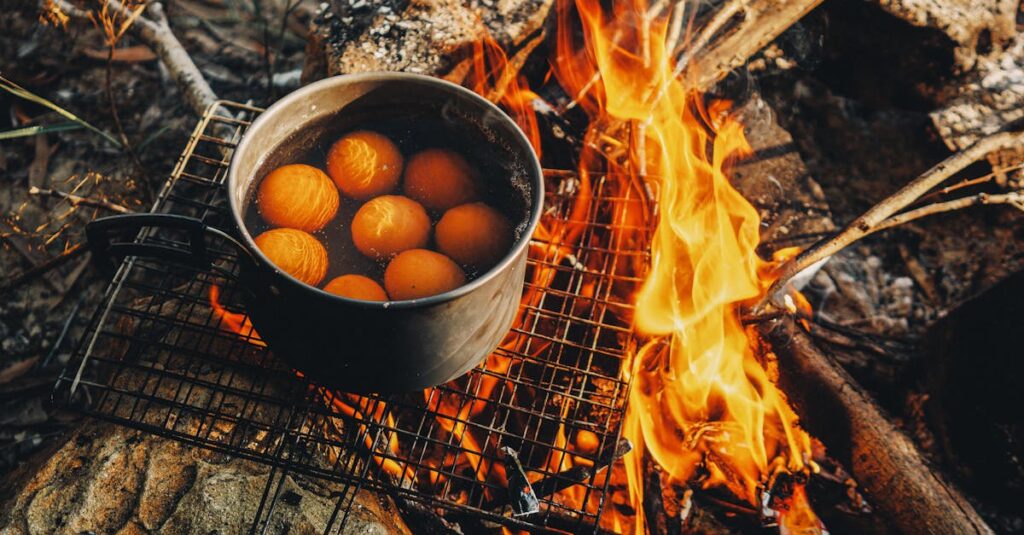 キャンプ初心者が夕食で失敗しやすいポイントを焚き火の調理で表現した画像