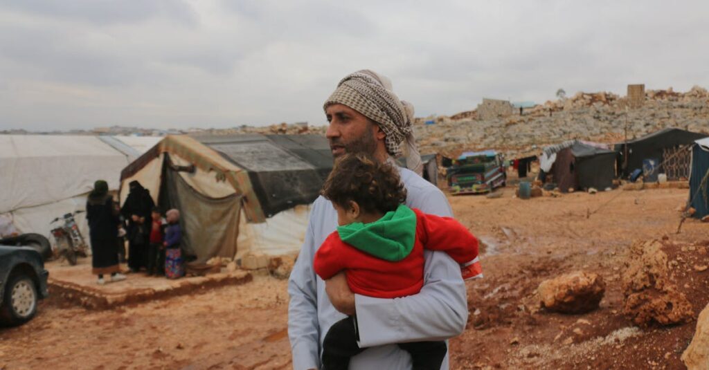 キャンプで快適に過ごすための服装とレイヤリングの基本を自然の中で解説するイメージ