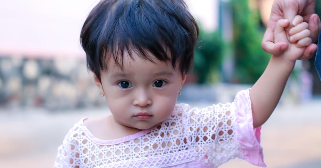 親が見守る中で安全に遊ぶ幼児のキャンプ風景