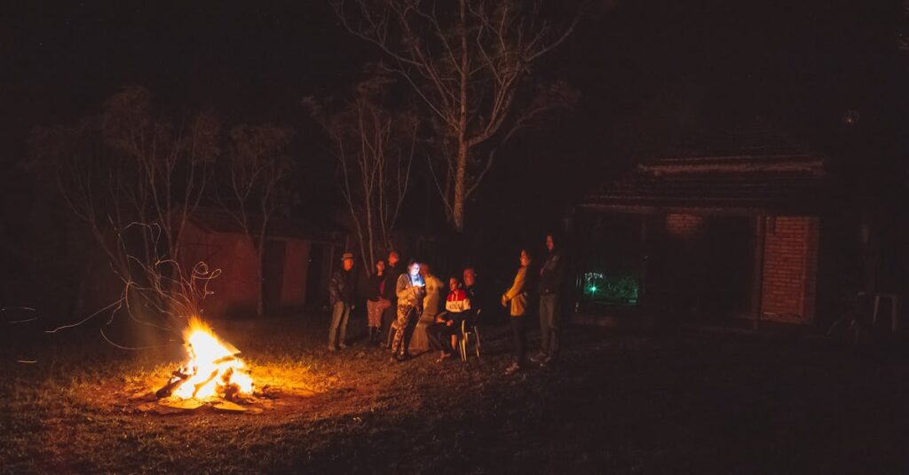 キャンプファイヤーを囲んで家族全員が楽しそうに過ごしているアウトドアの風景