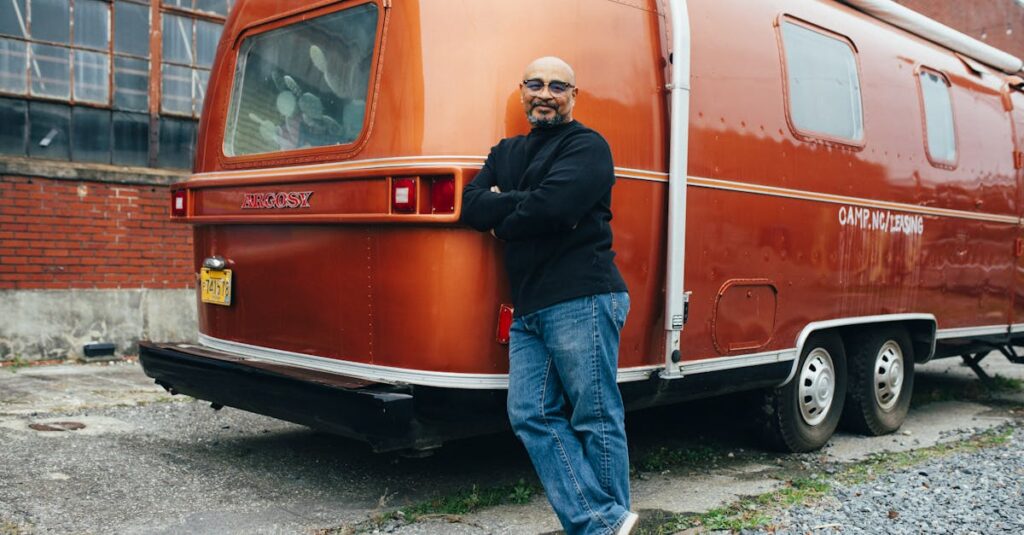 キャンプを快適に過ごす家族や友人たちが正しい服装で自然を楽しむ様子