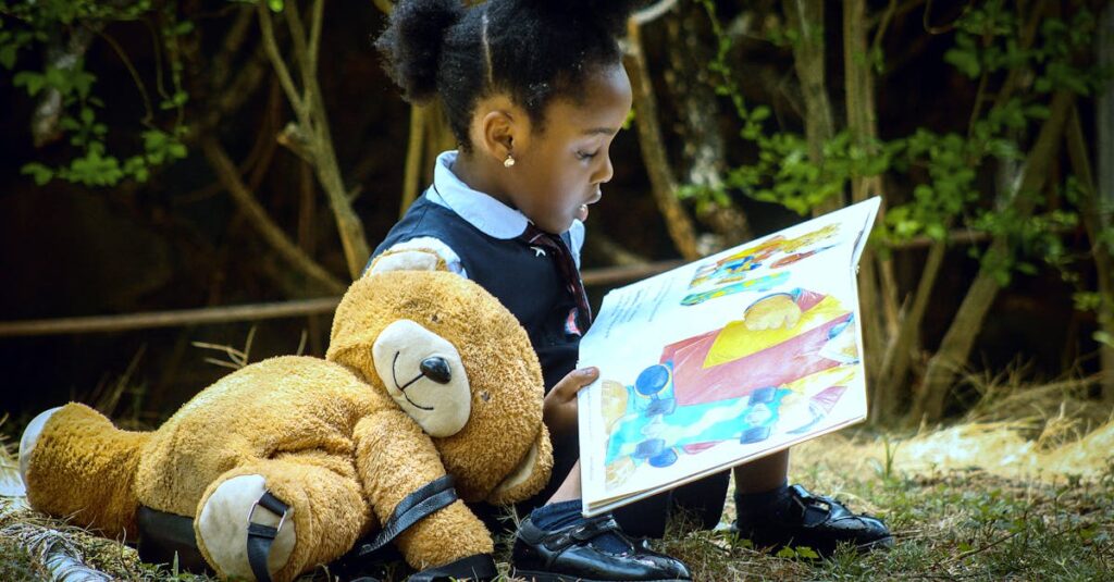 小学生の子供たちが自然観察や火起こし体験を楽しむキャンプ場の様子