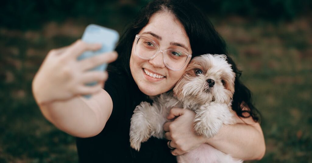 SNSに投稿された犬とのキャンプの写真やコメント画面のイメージ
