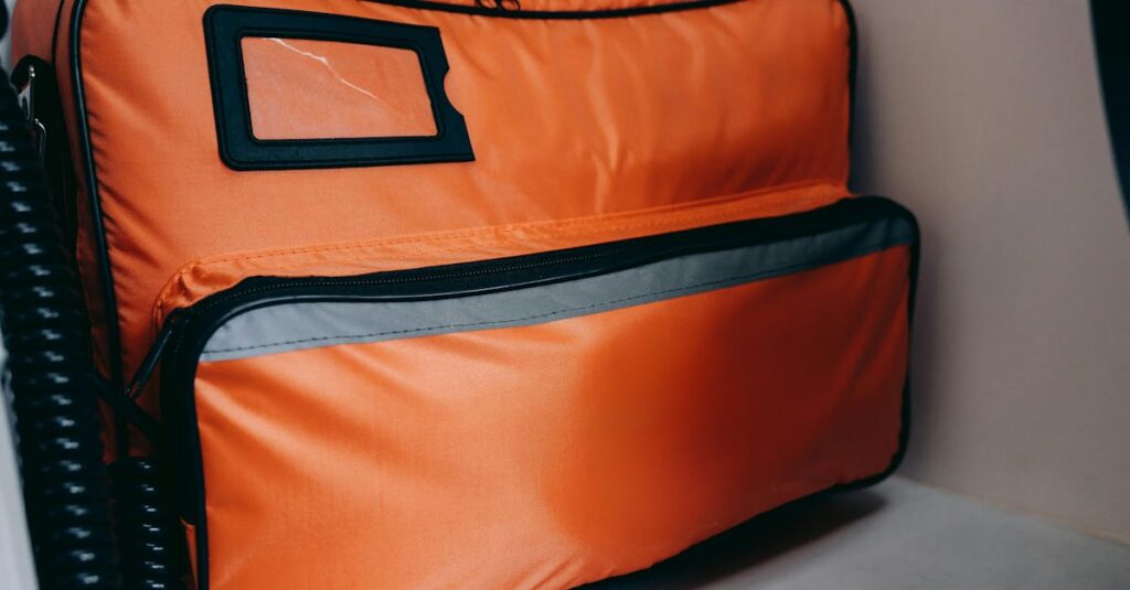 キャンプ場で使う救急セットや虫除けなどの安全用品が整った準備風景