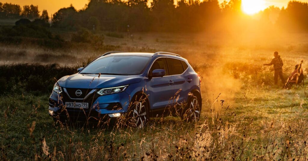 キャンプ場で温かいスープを囲んで笑顔の家族。テーブルにはポトフや豆乳スープが並び、ほっこりとした雰囲気が漂う。