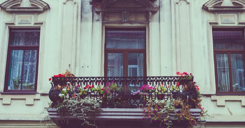 ダッチオーブンをシーズニングする様子。鍋に油を塗り込み、火にかけている作業風景。