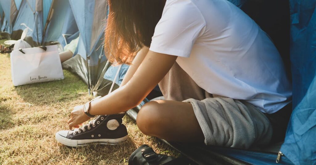 高原・湖畔・河原など環境別に異なるキャンプ服装を比較したイラストや図