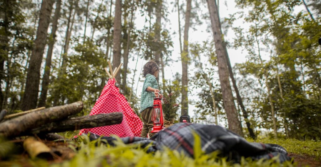 親が見守る中で安全に遊ぶ幼児のキャンプ風景