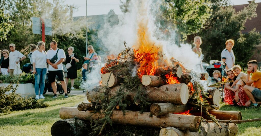 キャンプファイヤーを囲んで家族全員が楽しそうに過ごしているアウトドアの風景