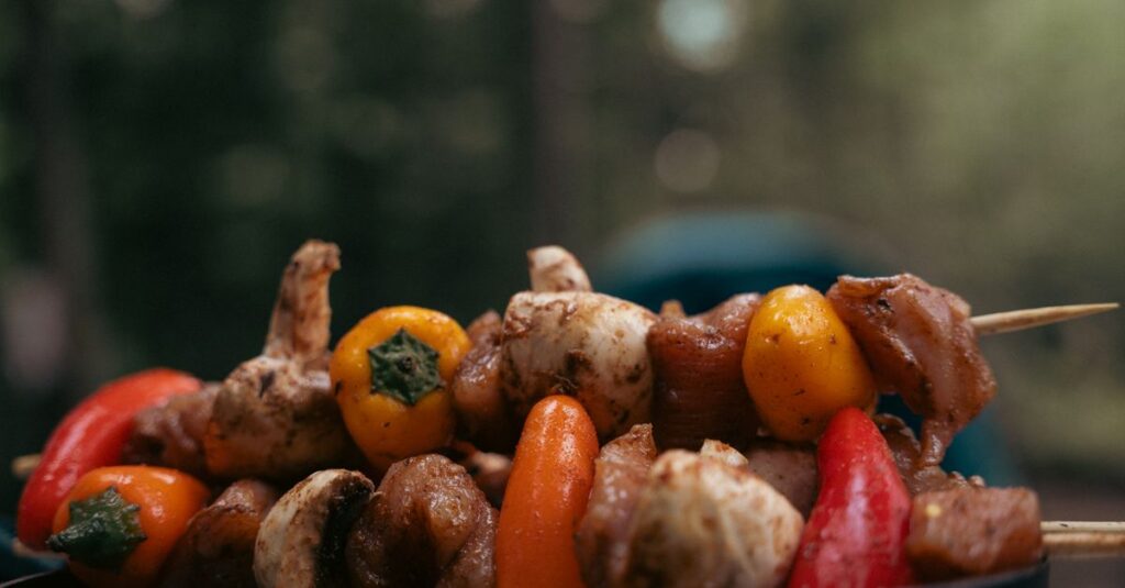 キャンプの夕食後に後片付けを工夫する初心者キャンパーの様子
