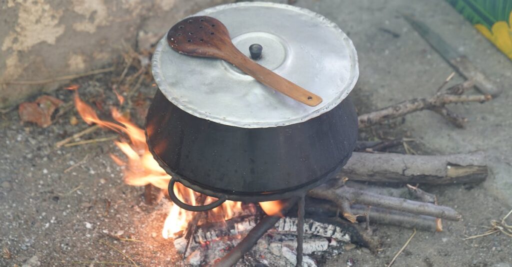 キャンプ初心者が夕食で失敗しやすいポイントを焚き火の調理で表現した画像