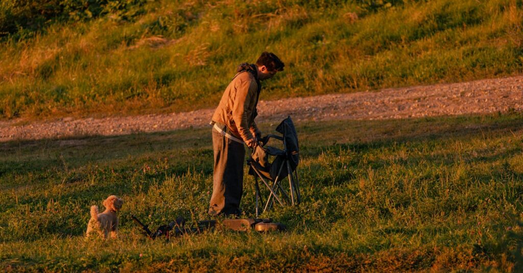 犬とキャンプしている風景
