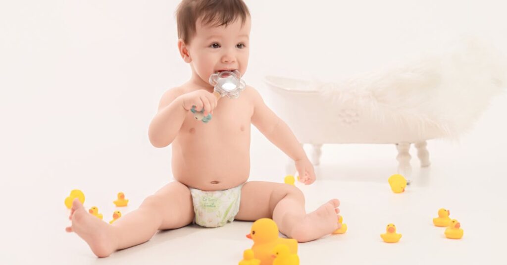 キャンプ場で葉っぱを集めたり虫を探したりして遊ぶ幼児の様子