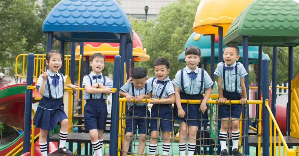 小学生の子供たちが自然観察や火起こし体験を楽しむキャンプ場の様子