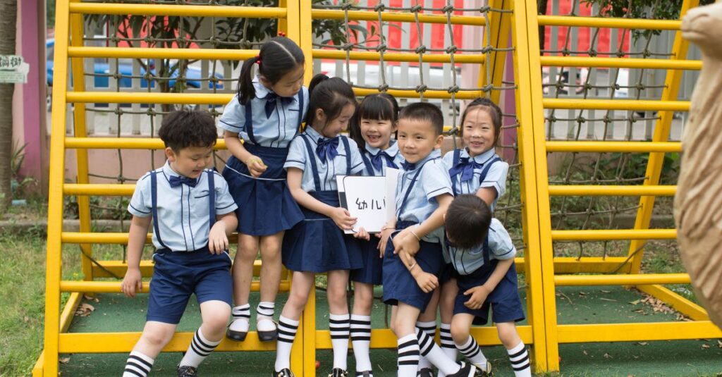 小学生の子供たちが自然観察や火起こし体験を楽しむキャンプ場の様子