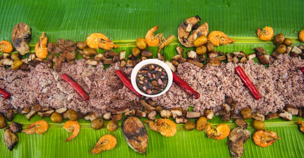 キャンプ場でご飯メニューを食べる子どもたちと両親。焼きおにぎりやカレーチャーハンがテーブルに並ぶ風景。