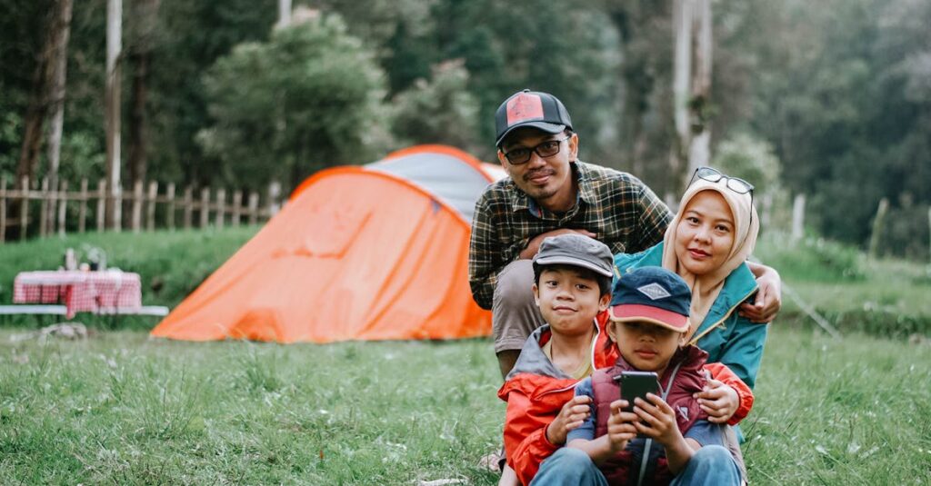 カヌーに乗って湖を進む親子のキャンプアクティビティの様子