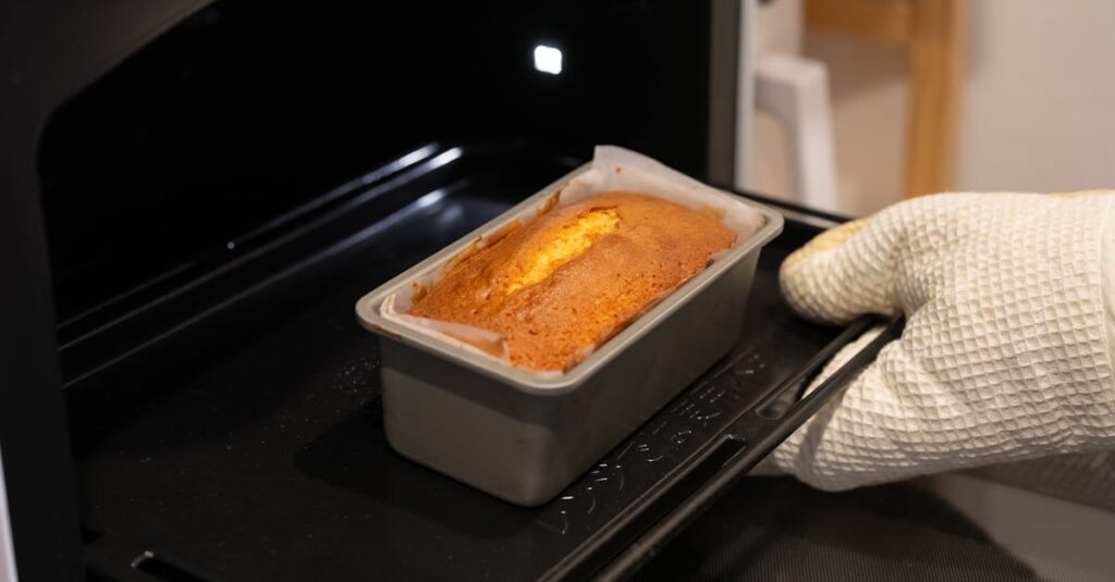 コールマンの10インチダッチオーブン。蓋を開けた状態で、キャンプギアと一緒に並べられている。