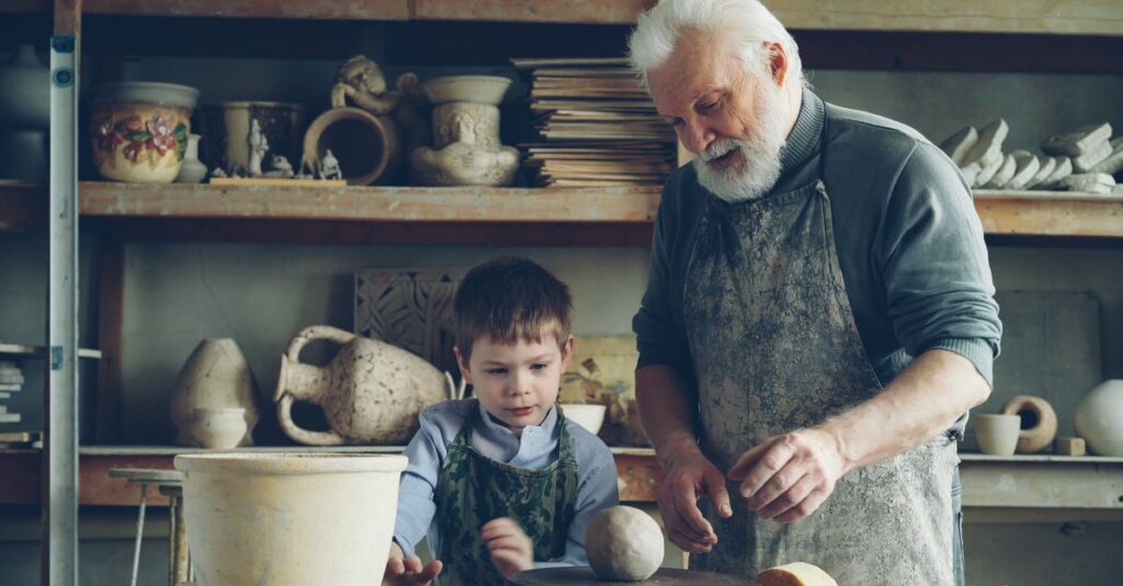 陶芸体験に挑戦する子供たちが粘土を使って作品を作っている様子