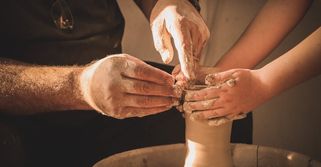陶芸体験に挑戦する子供たちが粘土を使って作品を作っている様子