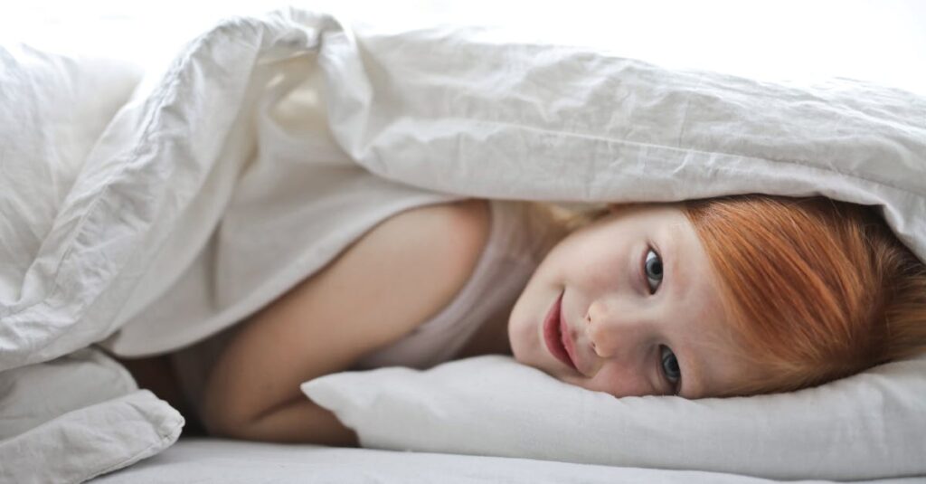 親が見守る中で安全に遊ぶ幼児のキャンプ風景