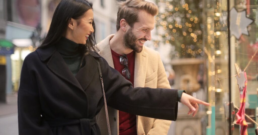 キャンプを快適に過ごす家族や友人たちが正しい服装で自然を楽しむ様子