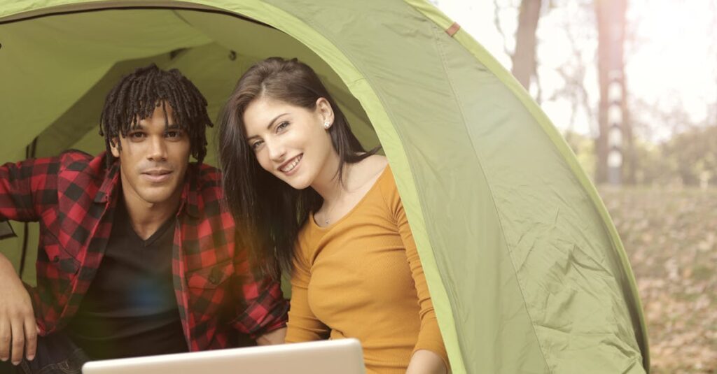 キャンプ初心者が経験する服装の失敗例を紹介するイラストや場面集