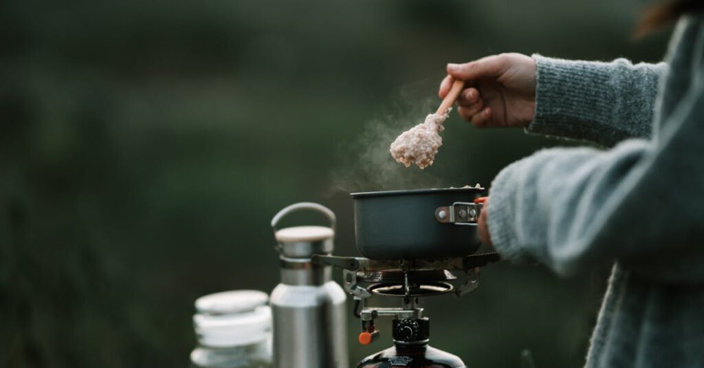 ファミリーキャンプ用の持ち物チェックシートと調理道具が並んだ風景。清潔感があり準備万端の印象を与える。