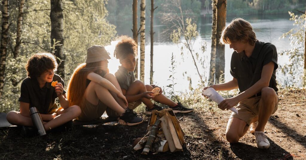 夜のキャンプ場で懐中電灯やランタンを使って遊ぶ子供たちの冒険風景