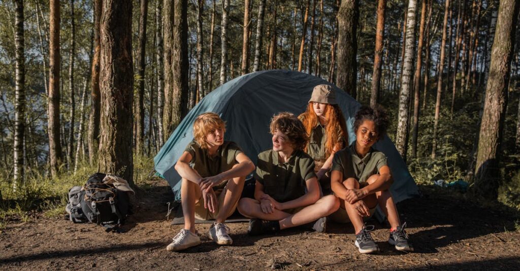 キャンプ場のツリークライミングで木に登って楽しむ子供の姿