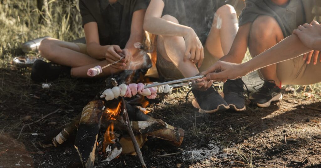 中学生の子供が自立して火起こしやナイトハイクを体験しているアウトドアシーン