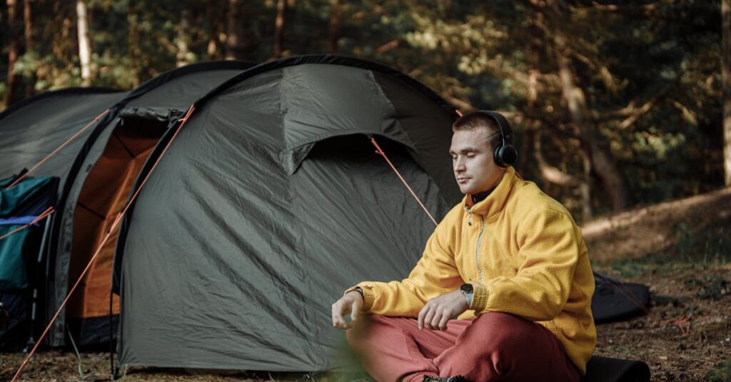 レイヤリングされたキャンプ服装を構成するベースレイヤー、ミドルレイヤー、アウターのイメージ図