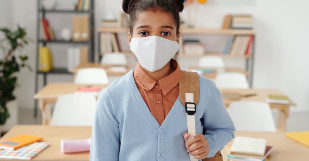 アウトドア活動中にナイフや火を扱う子供を見守る親の姿