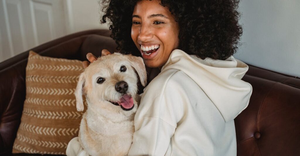 焚き火のそばでリラックスする犬と飼い主の夜のキャンプシーン